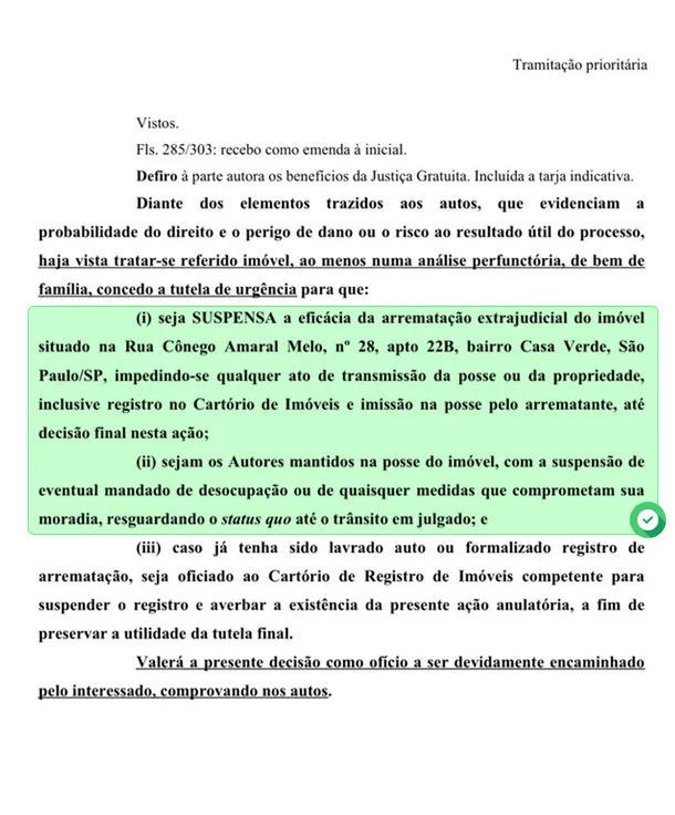 Decisão judicial concedendo tutela de urgência para suspender a eficácia da arrematação extrajudicial e manter os autores na posse do imóvel.