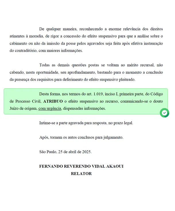 Decisão judicial atribuindo efeito suspensivo ao recurso, reconhecendo a relevância dos direitos relativos à moradia.